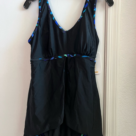 Woman’s 1 piece swimsuit. Size 10 - Picture 3 of 5